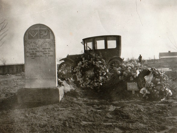 The tombstone of Nathan Micajah Key;